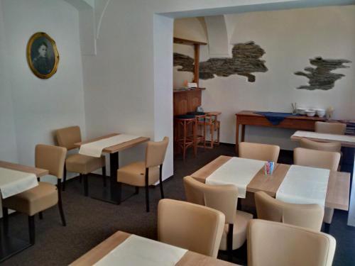 uma sala de jantar com mesas e cadeiras em Penzion Barunka em Vysoké nad Jizerou