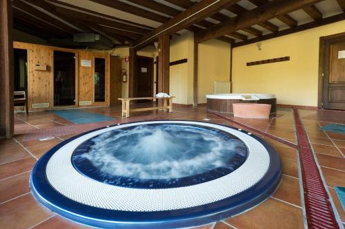 eine große blaue und weiße Badewanne in einem Zimmer in der Unterkunft Hotel Cà Fiore in Bardonecchia