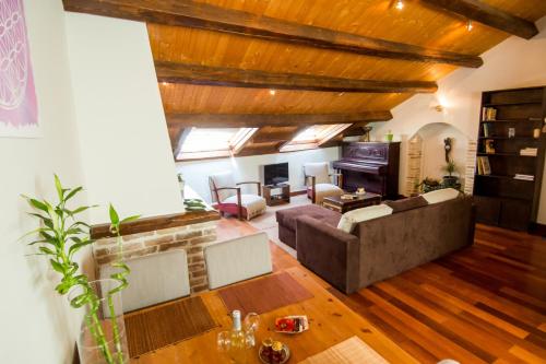 コルフ・タウンにあるAttic flat at San Giacomo square-Corfu townのリビングルーム(ソファ、暖炉付)