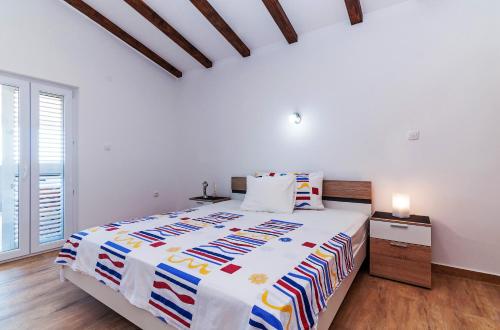 um quarto branco com uma cama grande e uma janela em Apartment Tony with private pool em Sukošan