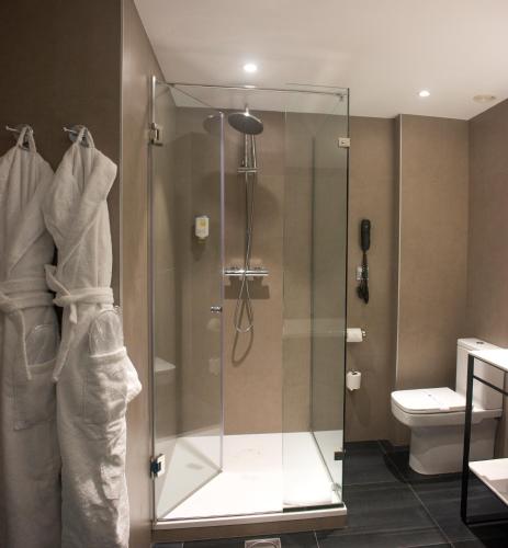Bilik mandi di Mercure Madrid Centro
