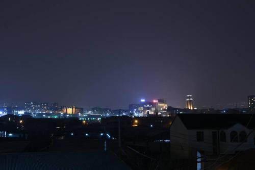 Pemandangan umum bagi Yerevan atau pemandangan bandar yang diambil dari hotel