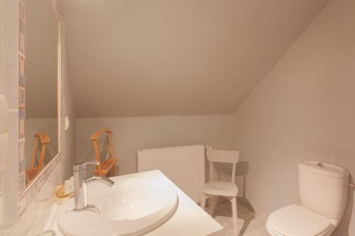 een badkamer met een witte wastafel en een toilet bij Le Mariecalou in Meloisey