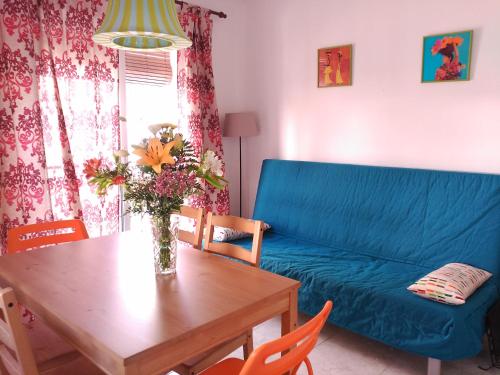 ネルハにあるBright apartmentのリビングルーム(テーブル、青いソファ付)