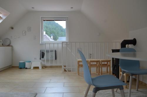 ein Wohnzimmer mit blauen Stühlen und einem Tisch in der Unterkunft Apartman Smolnicka Huta 211 in Smolnícka Huta