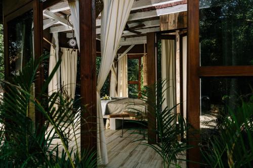 Taman di luar Mamasan Treehouses & Cabins