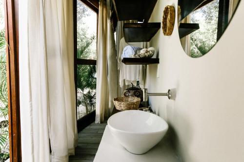Bilik mandi di Mamasan Treehouses & Cabins