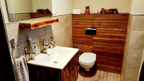 A bathroom at Paradise Rabab Apartment & Guesthouse