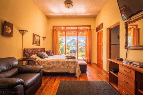 un soggiorno con un letto e un divano di Lake Front Suite at Los Elementos a Santa Cruz La Laguna