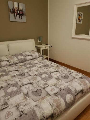 ein Bett mit einer Decke mit Herz drauf in der Unterkunft Moonflower House in Mailand