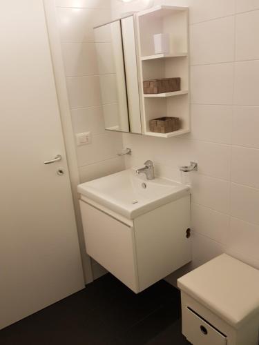 ein weißes Bad mit einem Waschbecken und einem WC in der Unterkunft Moonflower House in Mailand