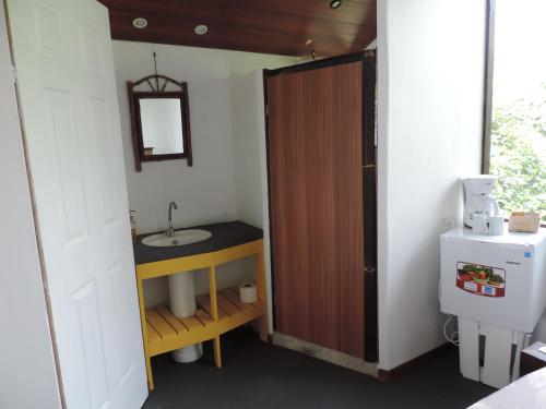 La salle de bains est pourvue d'un lavabo et de toilettes. dans l'établissement Ranchos Remo Lodge, à Uvita