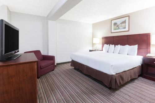 Hawthorn Extended Stay by Wyndham Richardsonにあるテレビまたはエンターテインメントセンター