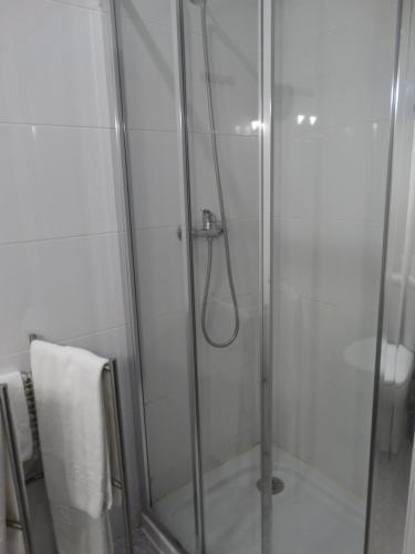 baño con ducha y puerta de cristal en Hotel Porto Rico, en Oporto