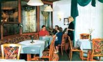 Zwönitz的住宿－Hotel Stadt Zwönitz Josiger GbR，一群坐在餐厅桌子上的人
