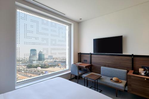 Ένα ή περισσότερα κρεβάτια σε δωμάτιο στο FORM Hotel Al Jaddaf, Dubai, a Member of Design Hotels