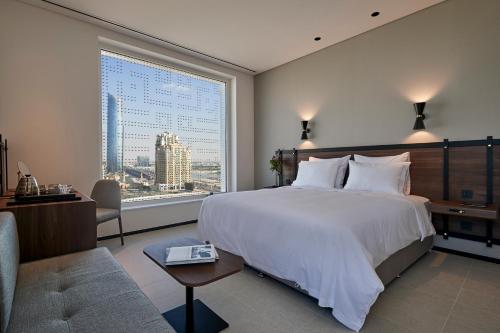 Postelja oz. postelje v sobi nastanitve FORM Hotel Dubai, a Member of Design Hotels