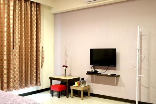 TV at/o entertainment center sa Outingfun Bed and Breakfast
