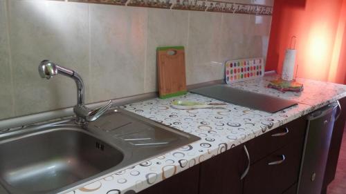 拉克魯斯的住宿－Acogedor estudio Seguro de Sol，厨房配有水槽和台面