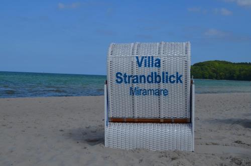 ビンツにあるVilla Strandblick - Wohnung Miramareの白い看板