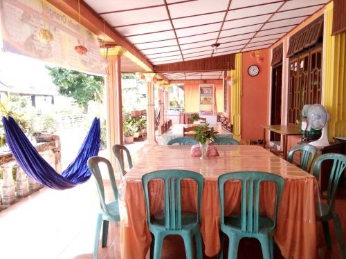 een eetkamer met een tafel en stoelen bij Novita Homestay in Bunaken