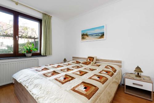 柏林的住宿－Cottage near centrum, paradise，一间卧室设有一张大床和一个窗户。