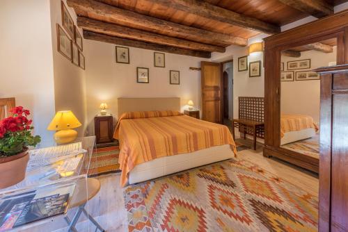 um quarto com uma cama e uma mesa num quarto em Il Glicine La Piana dei Colli em Mondello