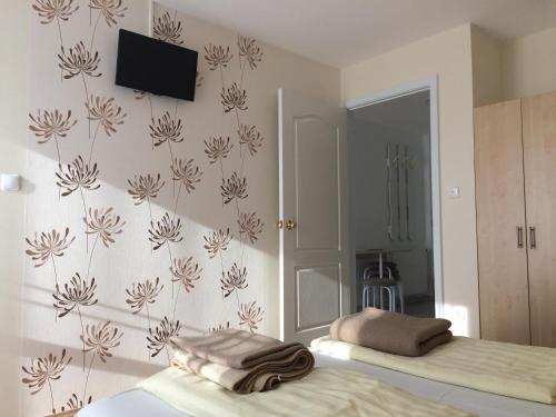 Ένα ή περισσότερα κρεβάτια σε δωμάτιο στο Szalóky Apartmanház