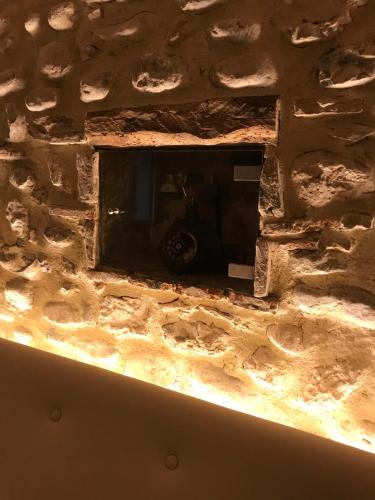 a hole in a stone wall in a room at B&B Agli Angeli in Pieve di Soligo