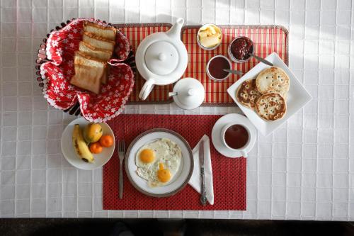 - une table de petit-déjeuner avec des œufs, du pain grillé et du café dans l'établissement Pedro View Homestay, à Nuwara Eliya