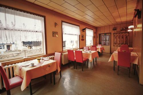 A restaurant or other place to eat at Pension Haus Rodenstein