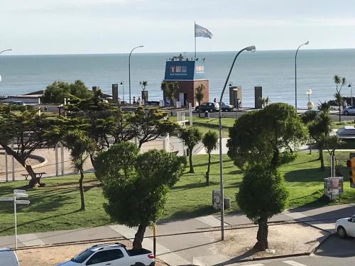 Un parking avec des arbres et l'océan en arrière-plan dans l'établissement Horizontal, à Mar del Plata