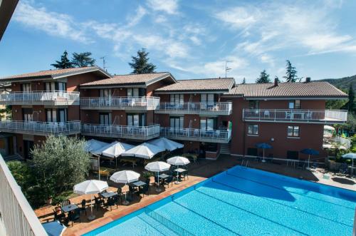 vista aerea di un hotel con piscina di Residence Villa Rosa a Garda