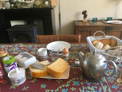ハーレムにあるhidden pearl family homeのチーズパン卵盛り付きテーブル