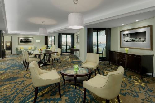 Μια τηλεόραση ή/και κέντρο ψυχαγωγίας στο Radisson Blu Hotel, Dubai Deira Creek
