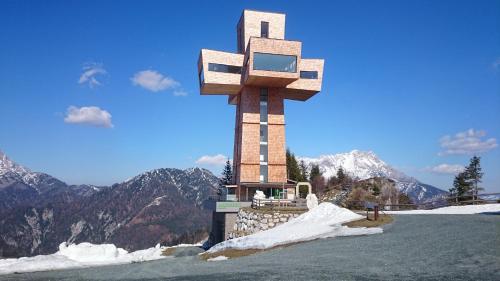 a cross on top of a snow covered mountain at Ferienwohnung Biechl-Hauser Doris in Sankt Ulrich am Pillersee