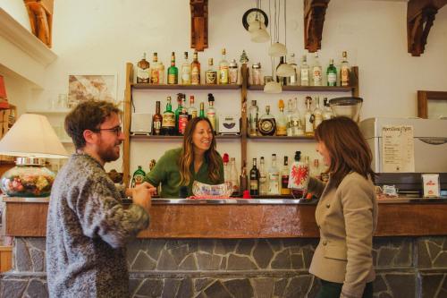 Um homem e duas mulheres num bar. em Hotel Tirolo em Sestola