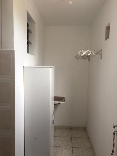 A bathroom at Apartamento Quarto e Sala Mobiliado
