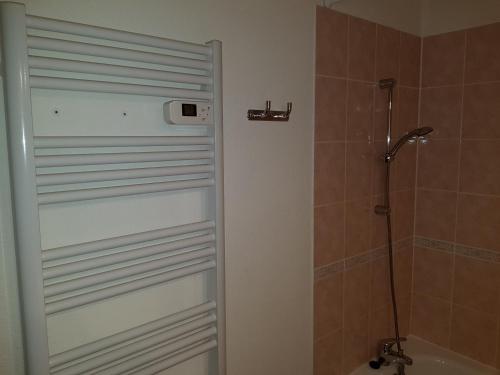 ヴァルマニエにあるLes Lumières De Neige IIのバスルーム(シャワー、バスタブへのドア付)が備わります。