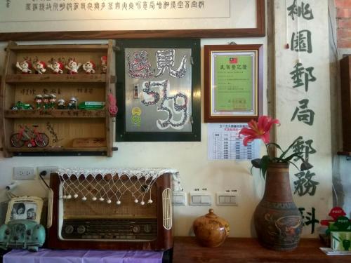 a kitchen counter with a microwave and a vase with a flower at 池上5159懷舊民宿 請勿用阿勾達訂房 in Chishang
