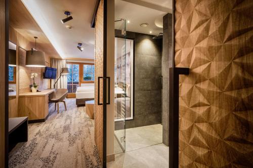 Kylpyhuone majoituspaikassa Hotel Sonnalp