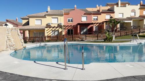 Bazén v ubytovaní NEW!! Bonito adosado en Zahara de los Atunes alebo v jeho blízkosti