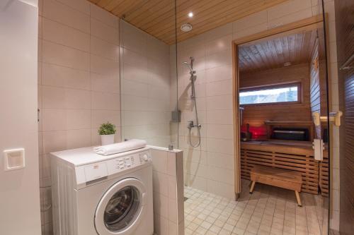 uma máquina de lavar roupa na casa de banho com uma janela em Tahko Spa Suite B3 em Tahkovuori