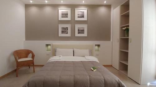Tempat tidur dalam kamar di B&B Villa Monterosa con Piscina