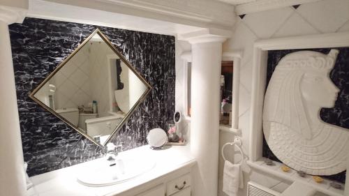 La salle de bains est pourvue d'un lavabo et d'un miroir. dans l'établissement La Florentine, à Bandol