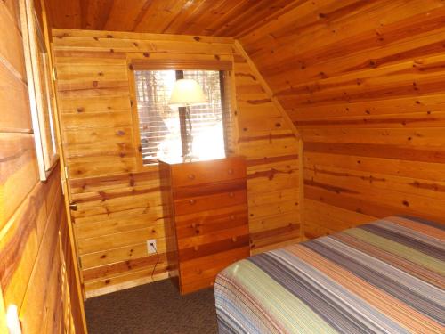 a bedroom with a bed in a log cabin at Arizona Mountain Inn & Cabins in Flagstaff