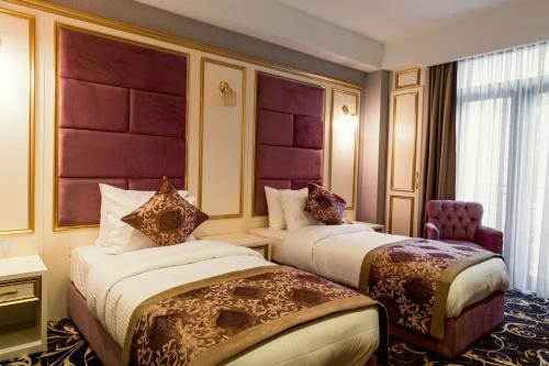 Ένα ή περισσότερα κρεβάτια σε δωμάτιο στο Gold Tbilisi Hotel
