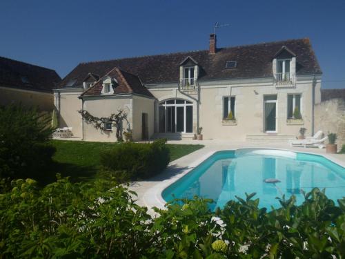 une maison avec une piscine devant dans l'établissement Villa Rosa, à Saint-Georges-sur-Cher