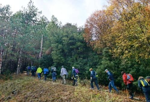 a group of people walking down a hill at Hotel Makkas in Kréntis