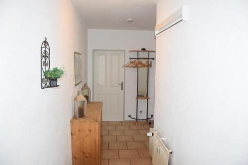 un couloir avec un mur blanc et une porte dans l'établissement Appartement Winterberg, Kapperundweg 4, Appartement 26, à Winterberg